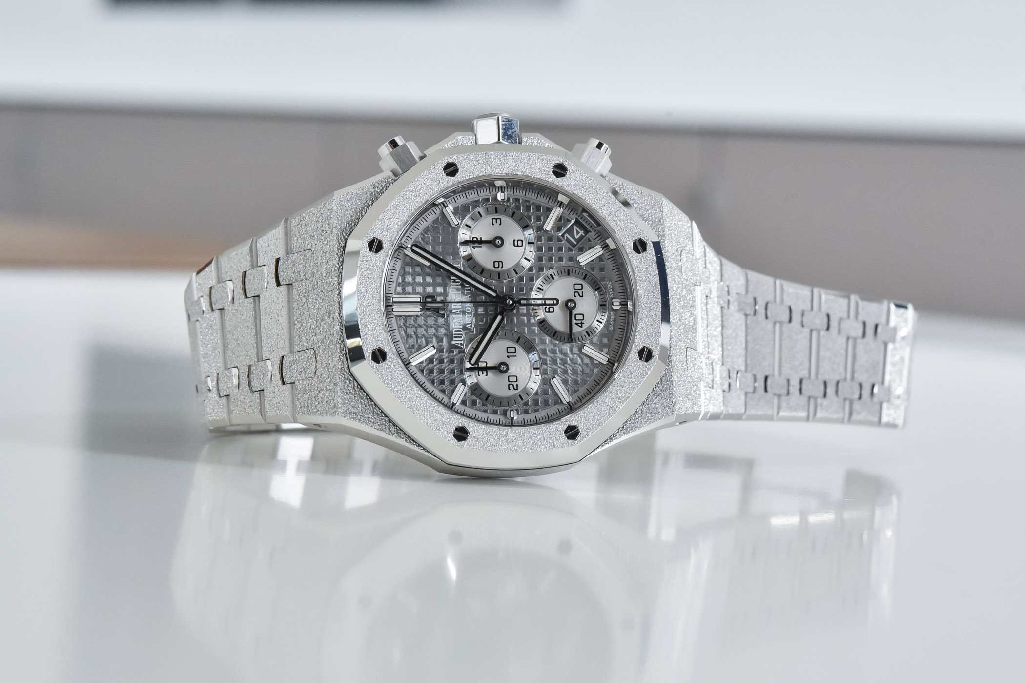 Introducing – The Audemars Piguet Royal Oak Selfwinding Chronograph 41mm  Frosted Gold (Live Pics & Price) - WATCHLOUNGE
